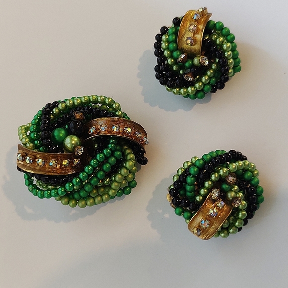 Vibrant Mid Century Green Beaded Pin-wheel Brooch and Earrings - Picture 11 of 12